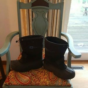 Black winter boots